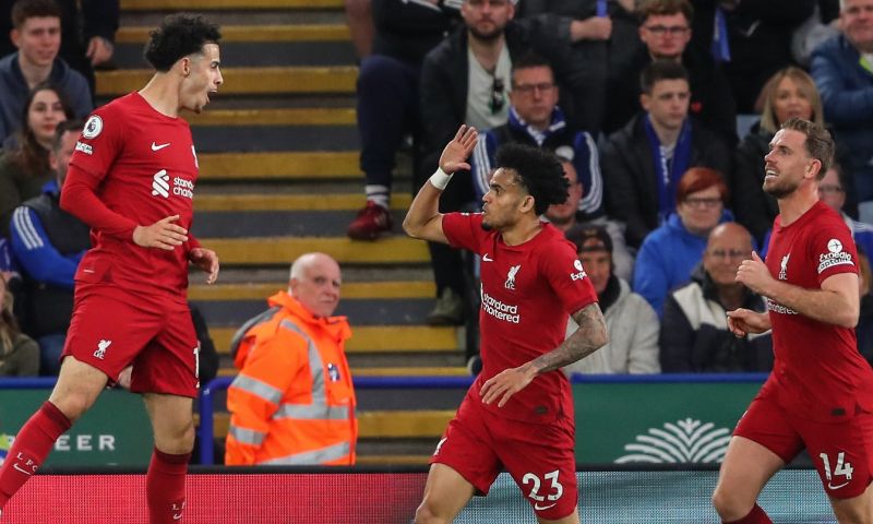 Liverpool legt druk bij United na eenvoudige zege, Leicester in diepe zorgen