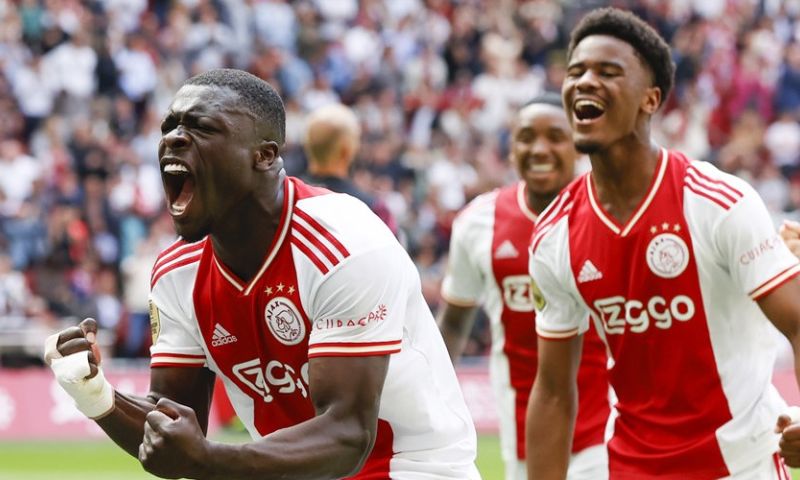 Ajax blaast strijd om tweede plaats nieuw leven in met ruime zege op Utrecht