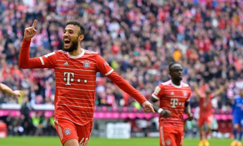 Bayern-fans keren zich tegen Mazraoui met spandoek in Allianz Arena