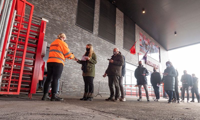 Vingerafdruk moet hooligans uit stadions weren: 'Moeten alle middelen inzetten'