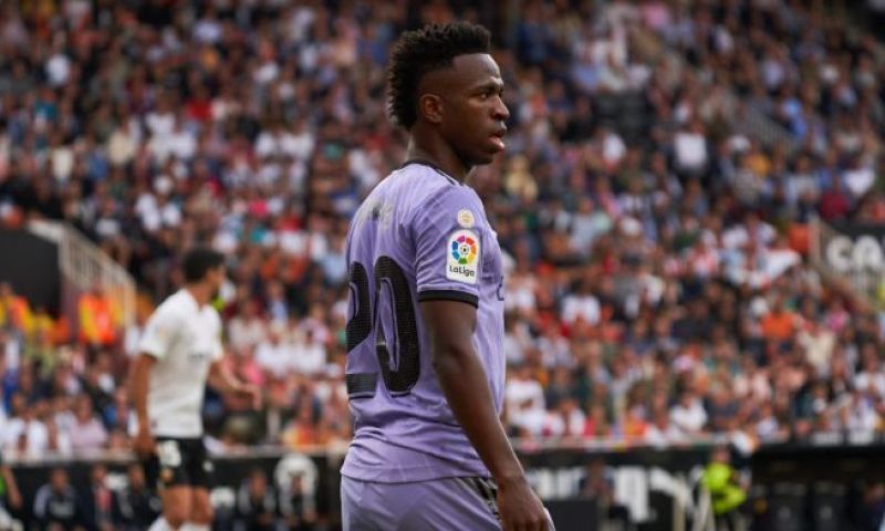 LaLiga straft Vinícius niet voor rode kaart en Valencia wel rond racisme-incident