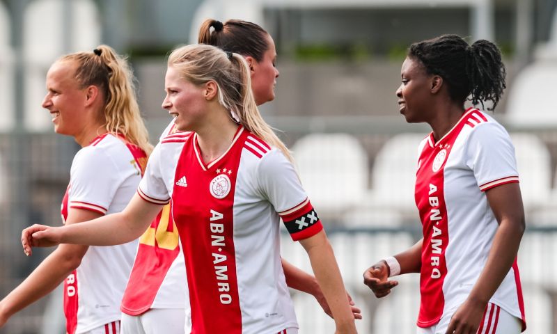 Ajax-vrouwen bedanken voor huldiging