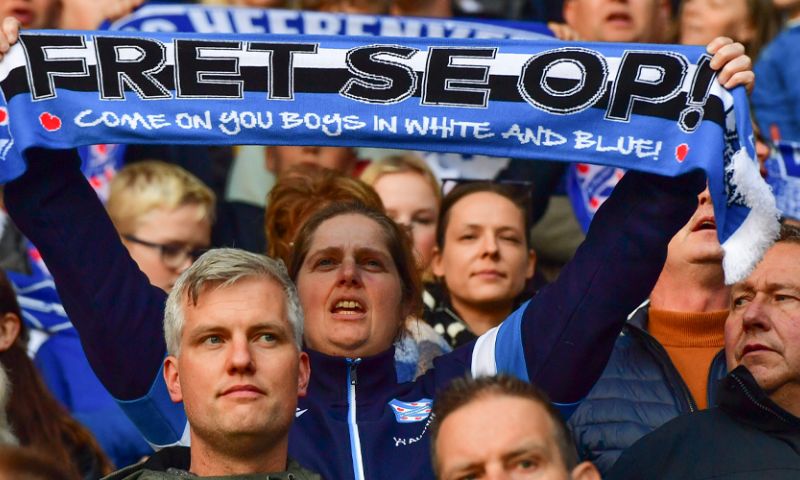 Buitenspel: Heerenveen plaagt rivalen Groningen en Cambuur met verkeersbordenactie