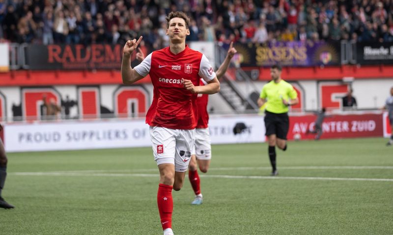 AZ troeft Twente en Go Ahead af en gaan aan de haal met Van Bommel junior