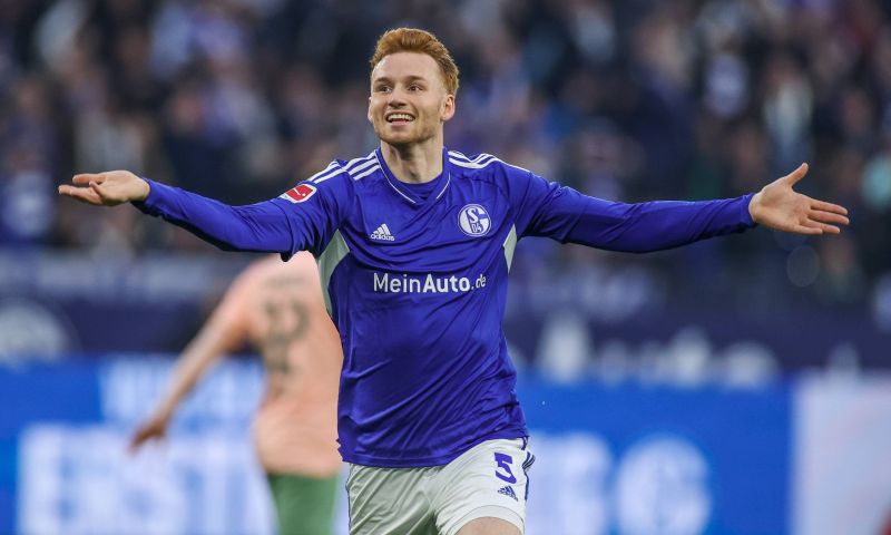 Sepp van den Berg mogelijk langer bij Schalke 04