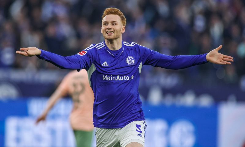 Sepp van den Berg mogelijk langer bij Schalke 04 