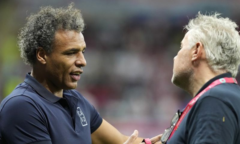 Van Hooijdonk krijgt excuses na racistisch bericht: 'Laffe, schijnheilige streek'