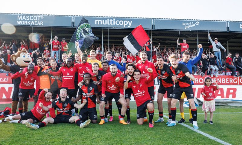 Almere City naar finale play-offs na bizarre strafschoppenreeks tegen VVV