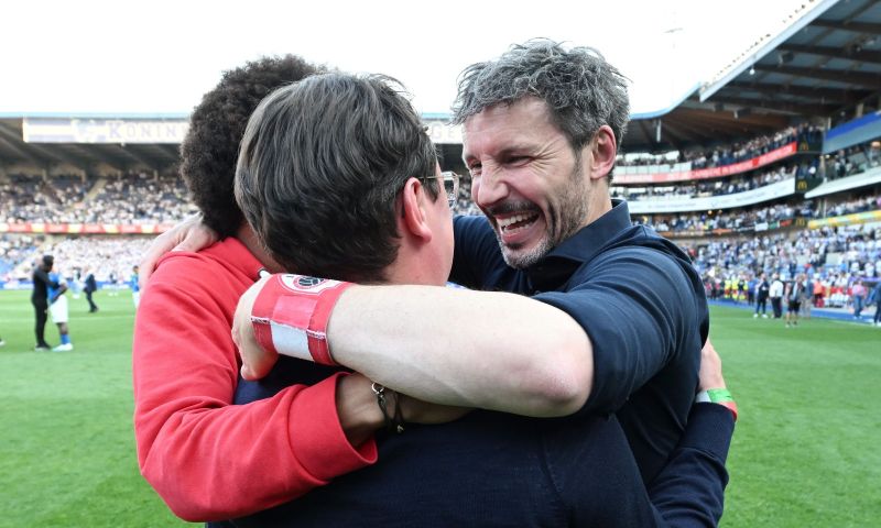 Emotionele Van Bommel weet niet wat hem overkomt: 'Ik heb het echt moeilijk gehad'