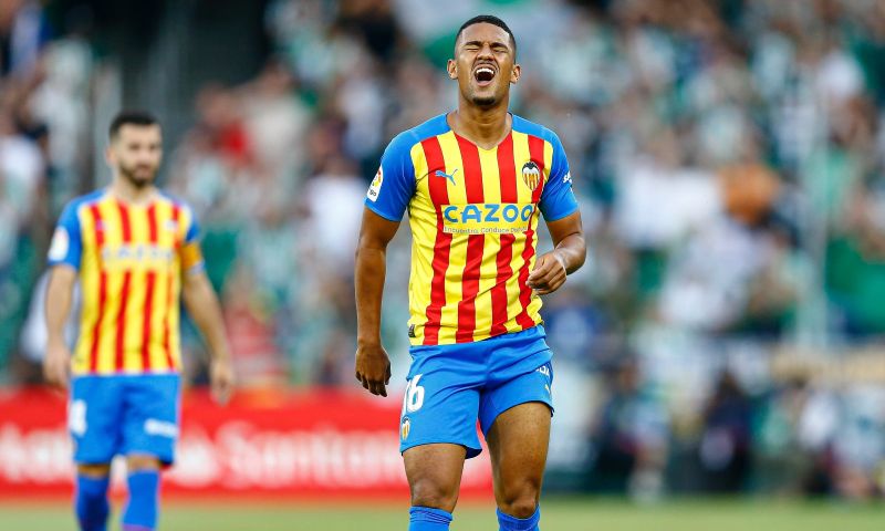 Valencia ontsnapt aan degradatie op enerverende slotdag, tranen bij Valladolid