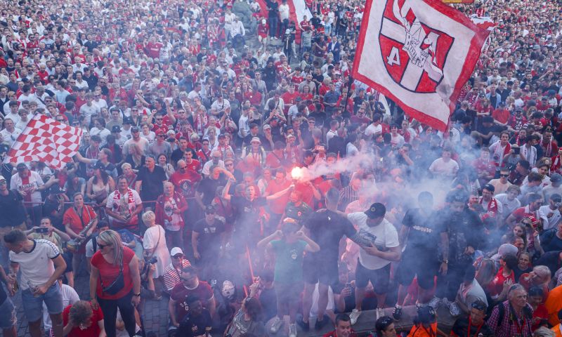 Heerlijke beelden: Antwerp-spelers als helden ontvangen op Grote Markt