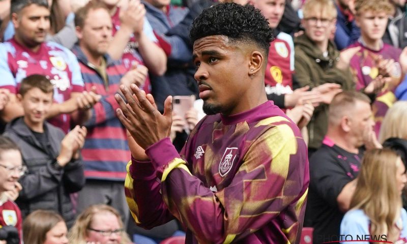 Benson ontvangt prijs bij Burnley