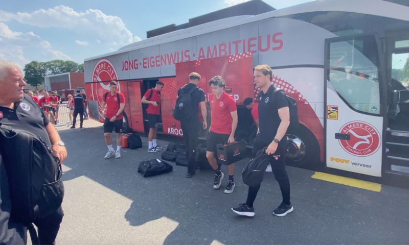 Prachtige finale op de Oude Meerdijk: Almere City-spelers arriveren in Emmen