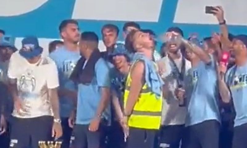 Genieten: dronken Grealish steelt de show bij treble-festiviteiten Man City