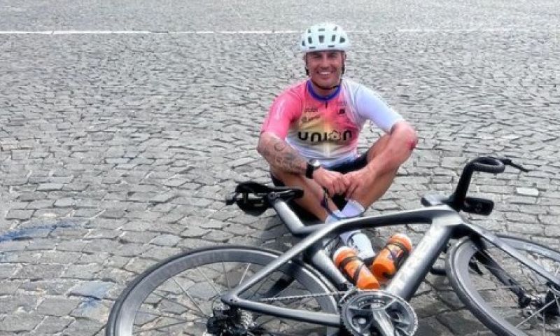 Buitenspel: Cannavaro voegt daad bij woord en fietst van Rome naar Napels