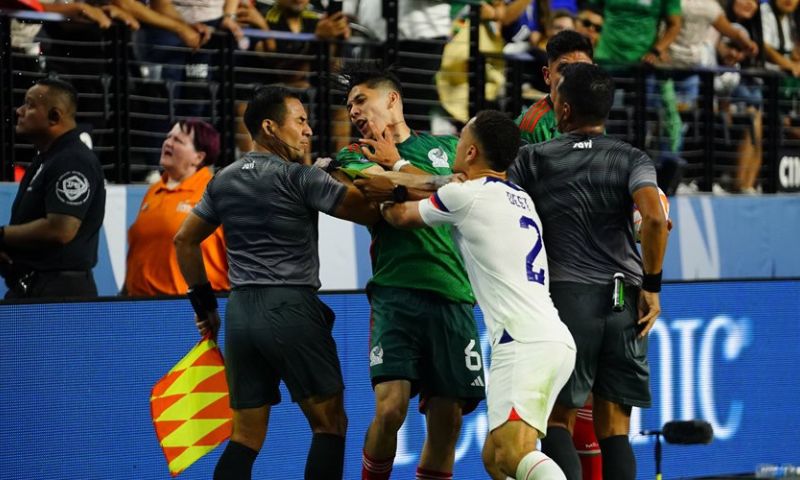 Verenigde Staten verslaan Mexico in verhitte wedstrijd met vier rode kaarten