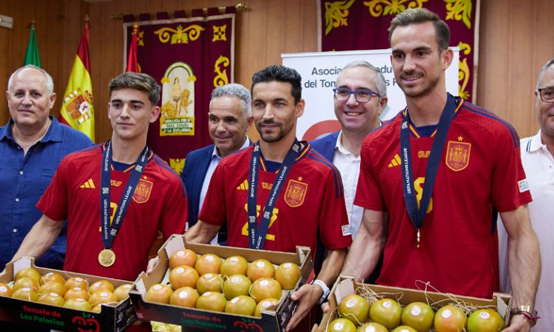 Buitenspel: Spaans trio op bijzondere wijze geëerd na Nations League-winst