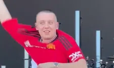 Thumbnail for article: Britse rapper lijkt nieuwe thuistenue Man United te onthullen op Glastonbury