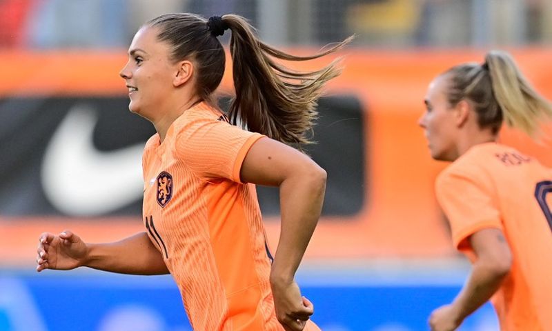 Jonker geniet van Oranje Leeuwinnen: 'Die twee kunnen echt goed voetballen'