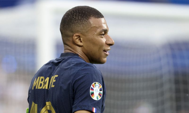 'Als Mbappé bij PSG wil blijven, moet hij eerst een nieuw contract tekenen'