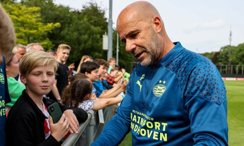 Bosz legt PSV-talenten nieuwe tactiek uit: 'Daar moeten we heel hard aan werken'