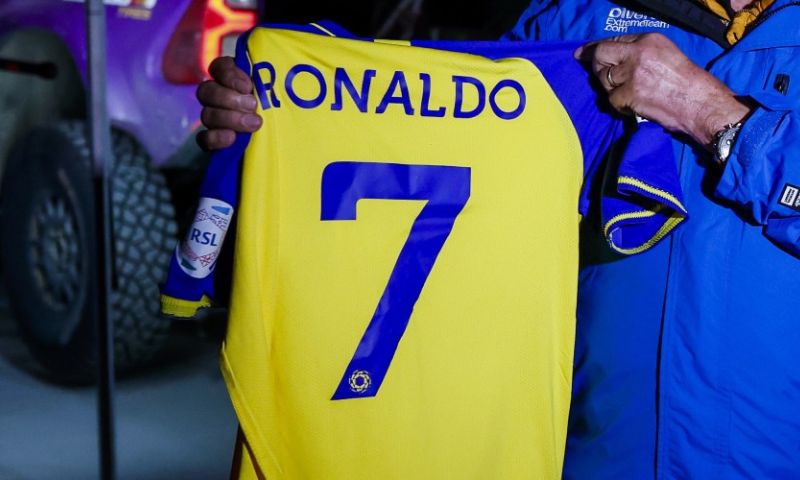 'FIFA legt Al Nassr straf op: werkgever Ronaldo mag geen spelers meer registreren'