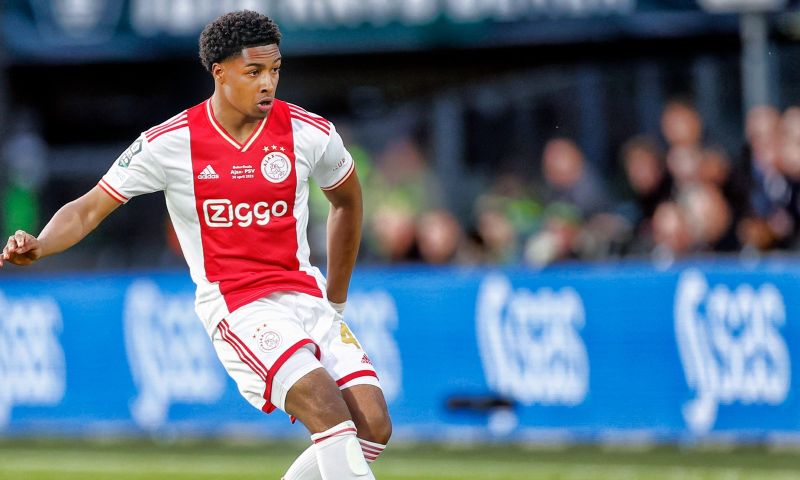 Ajax bevestigt: Vos (18) laat zich niet verleiden door Europese top en tekent bij
