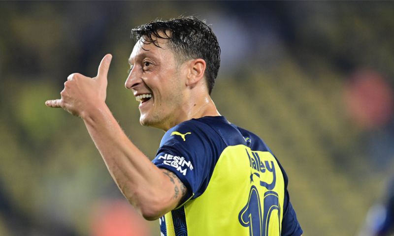 Buitenspel: Özil zorgt voor walging met nieuwe tatoeage