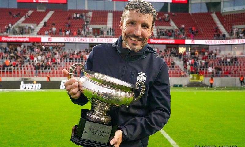 Van Bommel 'uitermate tevreden' na Super Cup-winst: 'Moeten wel spelers bij'