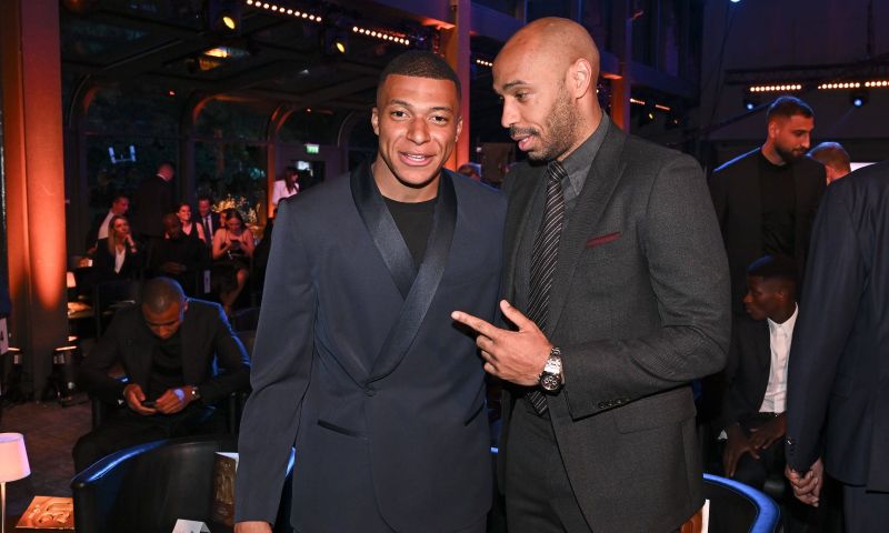 Mbappé gooit olie op het vuur en reageert op tweet van NBA-ster over recordbod