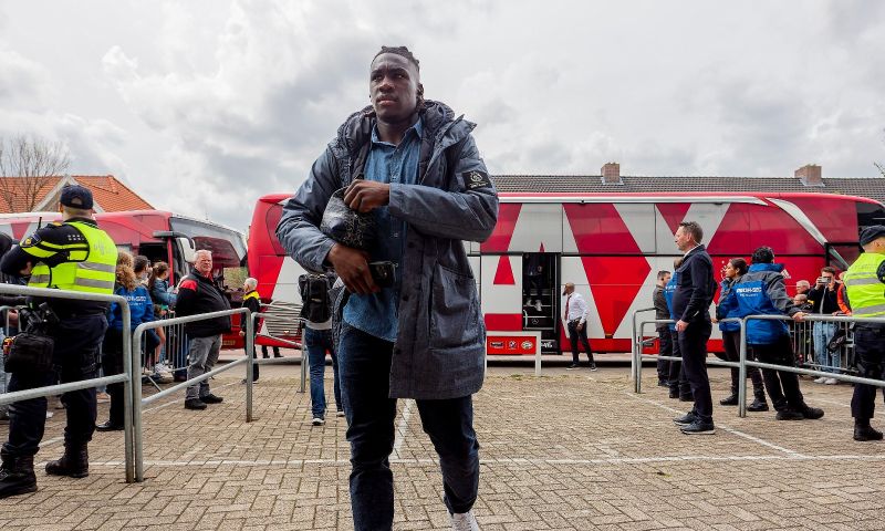 Ajax bevestigt absentie Bassey, viertal ontbreekt door blessures en vakantie