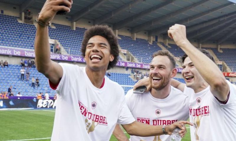 Feyenoord geprezen, Antwerp baalt: 'Stengs kan echt meerwaarde worden'