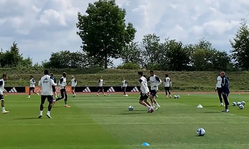 Steijn houdt zich niet in op Ajax-training: 'Help elkaar nou eens godverdomme'