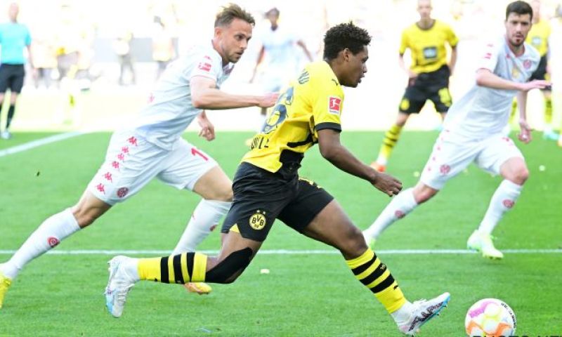 Duranville scoort eerste Dortmund-goal en blesseert zich