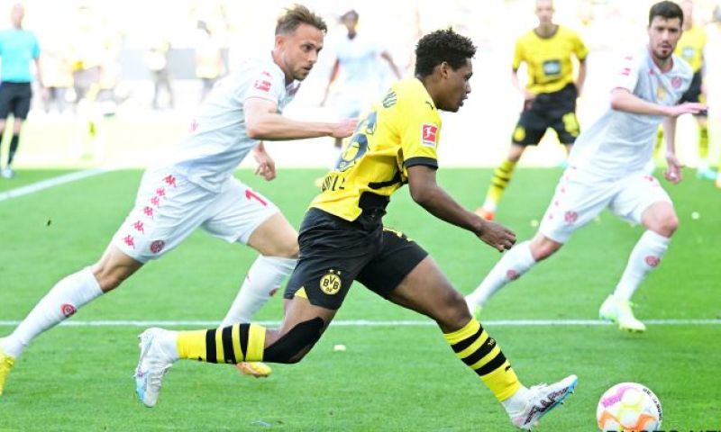 Duranville scoort eerste Dortmund-goal en blesseert zich