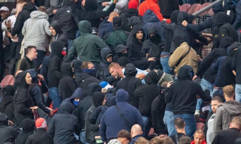 Fans van Twente vielen vak met sponsoren aan: 'Is een serieuze gewonde gevallen'