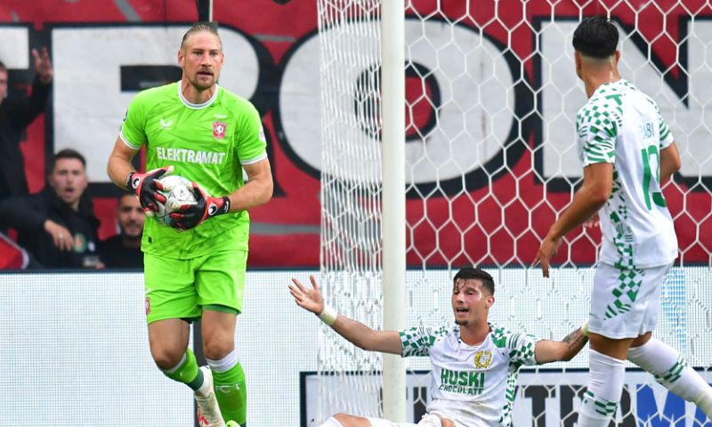 Doelman Unnerstall verlengt contract bij FC Twente: 'Daar geloof ik in'