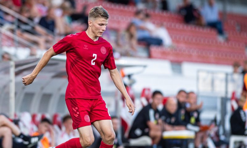 'Ajax is Deense rechtsback niet vergeten, maar moet eerst spelers verkopen'