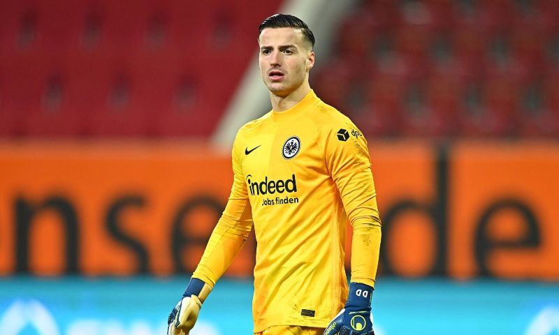 Ajax telt maximaal tien miljoen euro neer en heeft Eintracht-goalie binnen