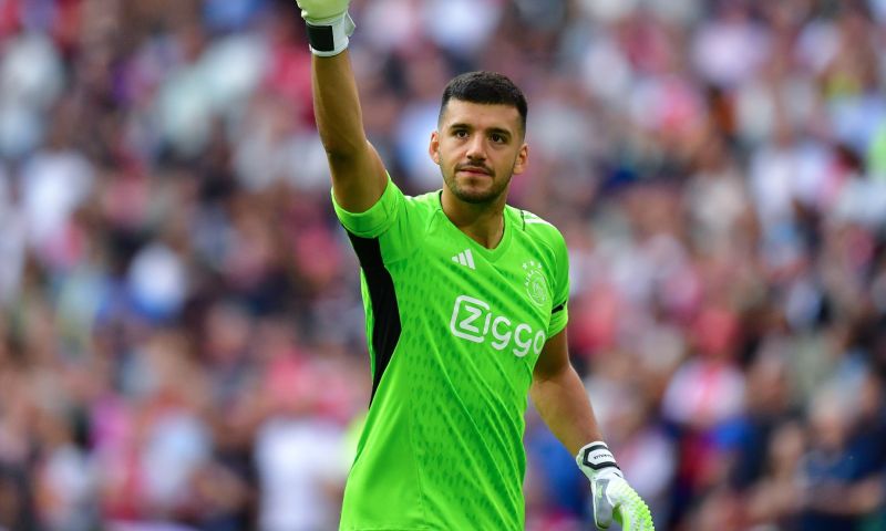 Vreselijke competitiestart voor Rulli: Ajax-keeper per brancard van het veld