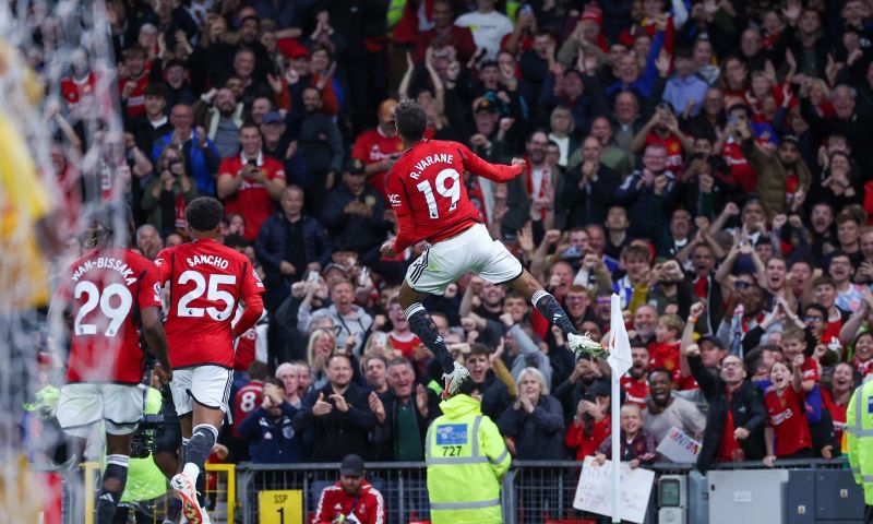 Manchester United wint seizoenstart dankzij Varane 