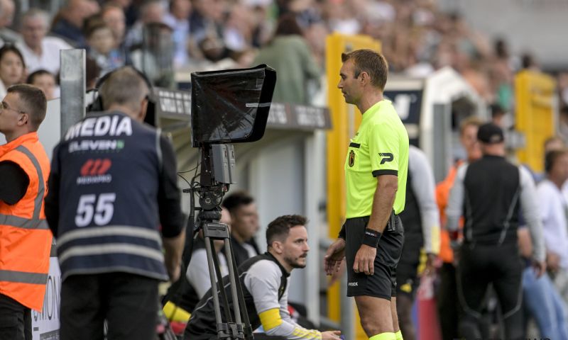 Ref. Department over penalty Charleroi - Standard