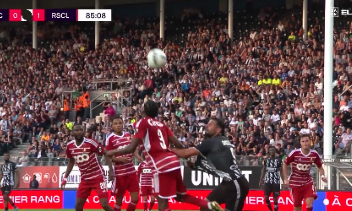 Een correcte beslissing? VAR grijpt in, Standard slikt penalty en rode