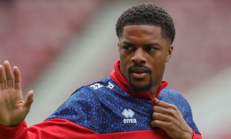 Akpom letterlijk onderweg naar Ajax, met shirtje