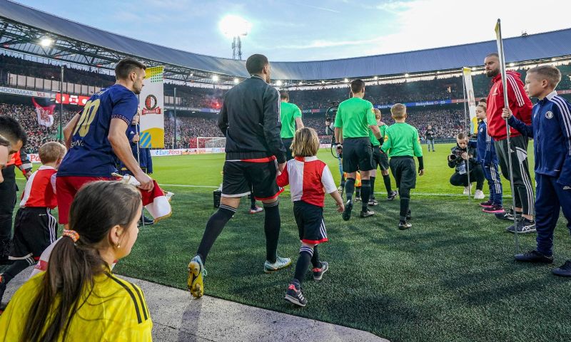 Ajax legt talenten Chahid, Sarfo en Chourad vast, Feyenoord bindt 'publieksspeler'