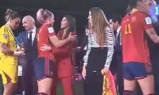 Thumbnail for article: Ophef bij Spaanse voetbalvrouwen: Bondsvoorzitter kust speelster op de mond     