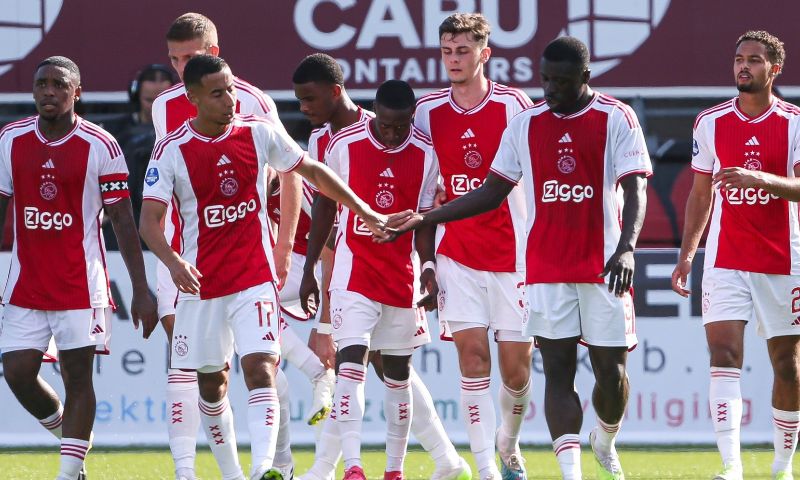 'Met zo veel lange spelers is het lastig om traditionele Ajax-voetbal te spelen'