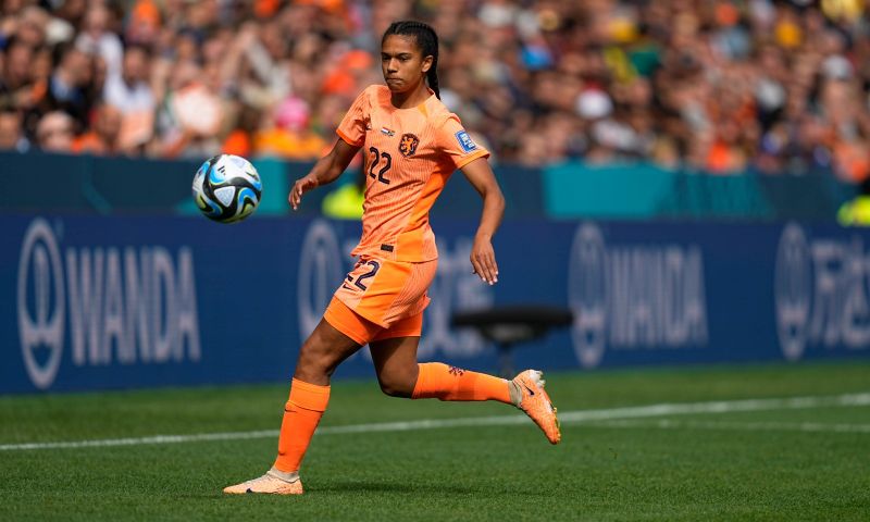 Droomtransfer WK-uitblinker: Oranje Leeuwin gaat met Martens spelen bij Barcelona