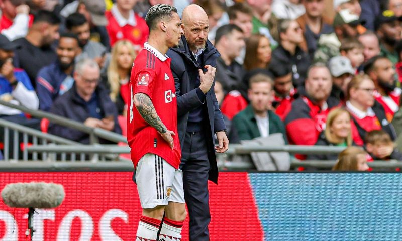 Ten Hag uit fikse kritiek op topaankoop: 'Gas erop, want goed is niet goed genoeg'