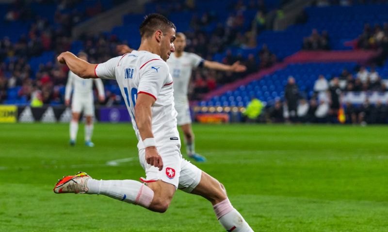 Feyenoord-aanwinst Lingr belooft kopgoals: 'Ik ga zeker scoren met mijn hoofd'